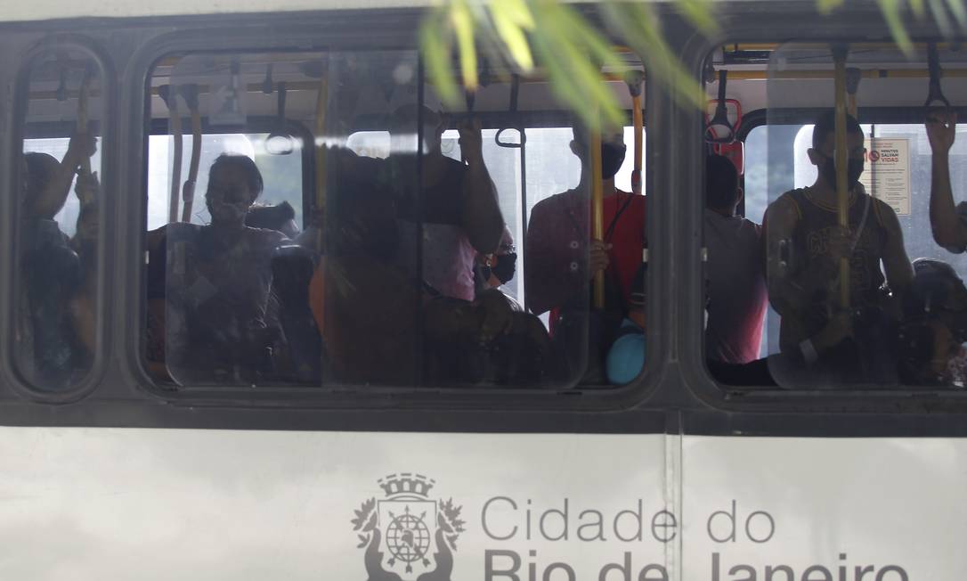 Ônibus em ponto de ônibus da Fundação Oswaldo Cruz, em Manguinhos Foto: FABIANO ROCHA / Agência O Globo