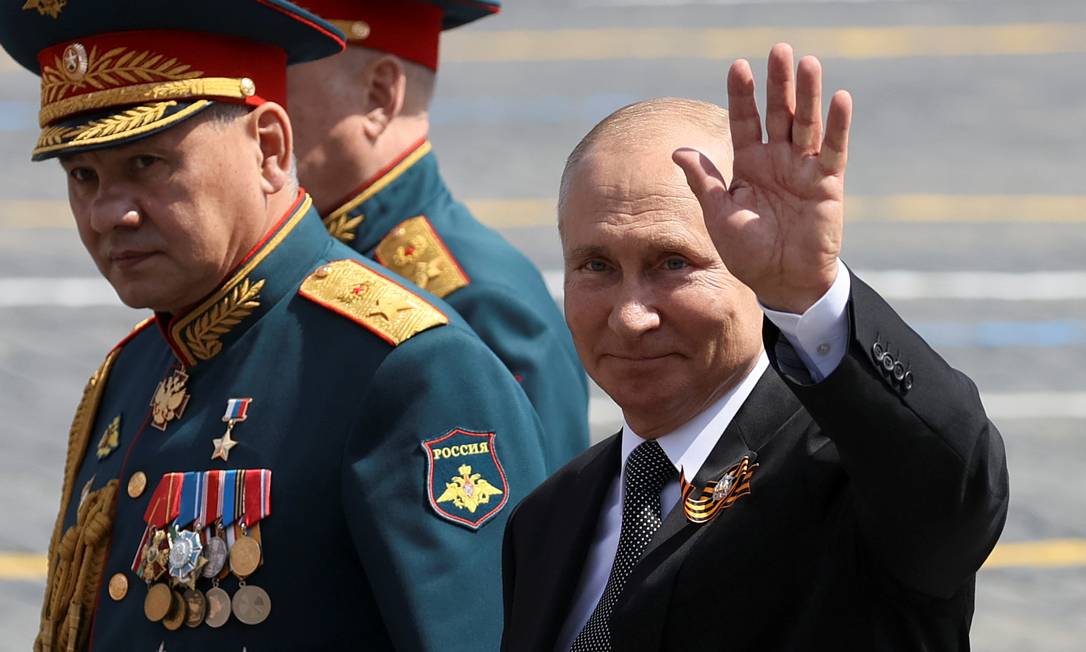 O presidente russo Vladimir Putin e o ministro da Defesa Sergei Shoigu durante desfile militar Foto: SPUTNIK / via REUTERS