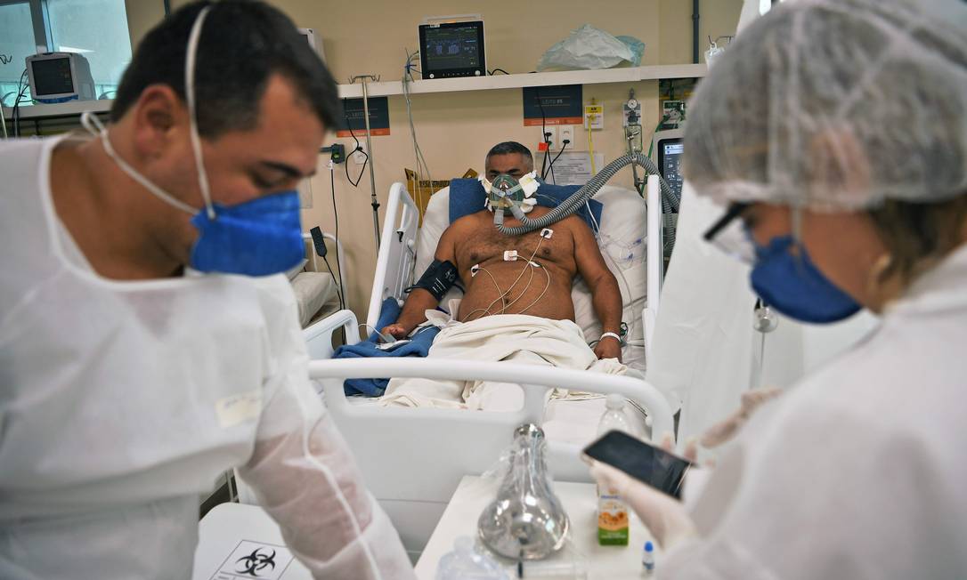 Paciente com Covid-19 é tratando em hospital de Niterói, no RJ. Foto: CARL DE SOUZA / AFP
