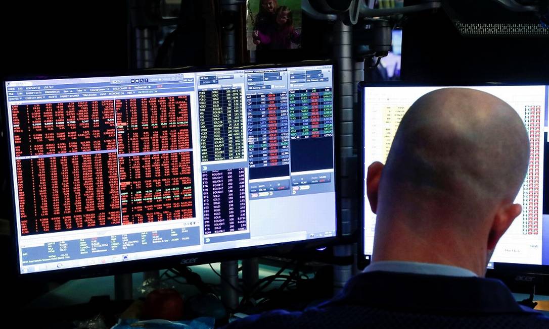 Operador na Bolsa de Nova York: descolamento entre mercados e crise provocada pelo vírus. Foto: Lucas Jackson / Reuters