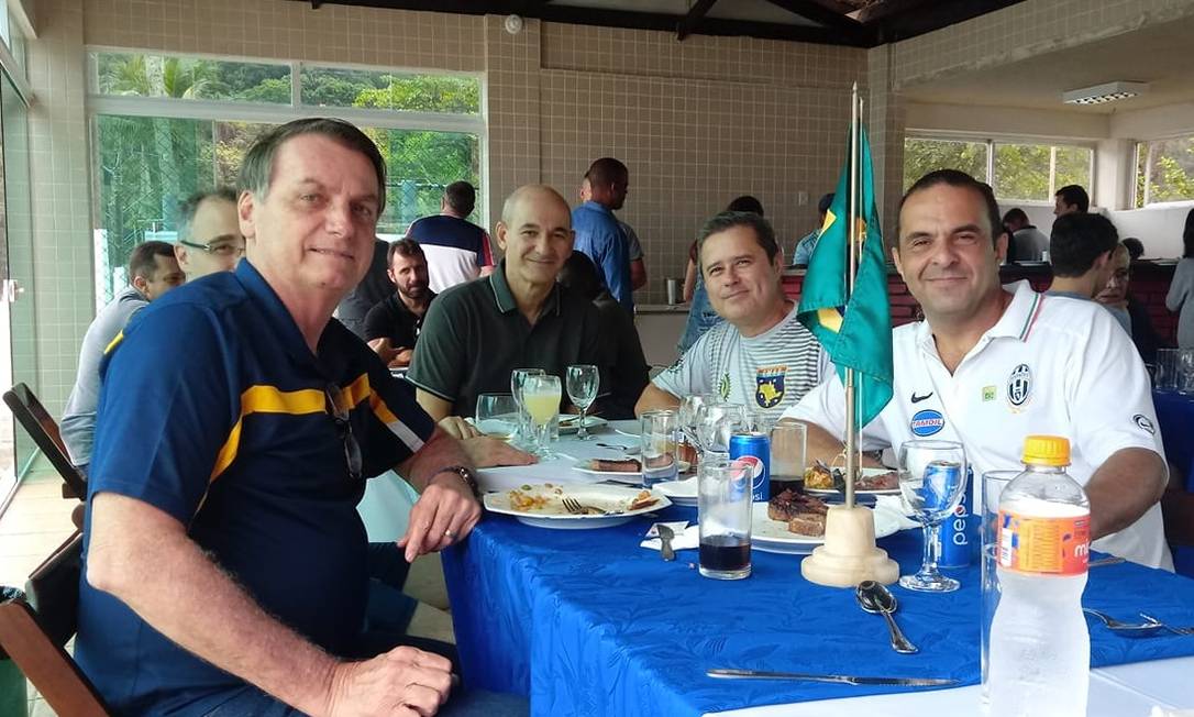 Jair Bolsonaro em almoço com Ângelo Bolsonaro Neto (à direita) Foto: Reprodução