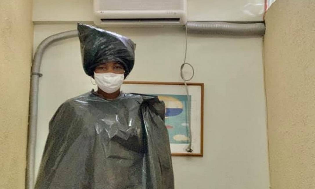 A esteticista Cristiane Boneta vestida com sacos plásticos antes de atendimento odontológico Foto: Arquivo Pessoal
