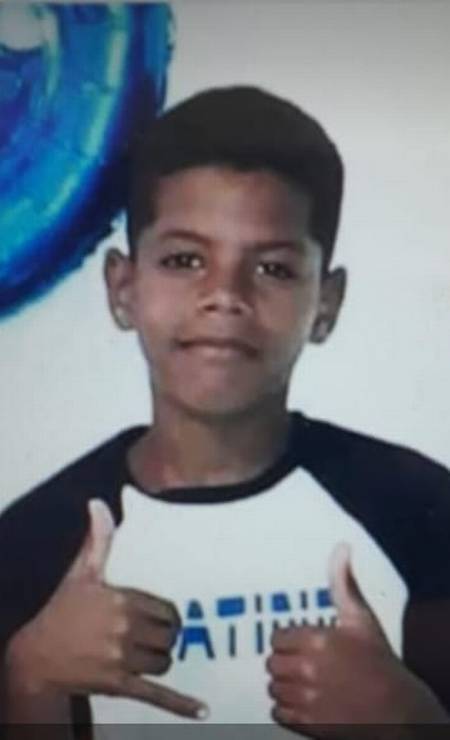 Kauã Vitor, de 11 anos, morreu ao ser atingido na cabeça no Complexo da Maré, na Zona Norte do Rio, no dia 25 de junho de 2020, enquanto brincava na porta de casa. Suspeito de ter sido o autor do crime, Felipe Lima Gomes, de 18 anos, conhecido por Panelinha, foi preso dias depois. Ele estaria brincando com a arma quando o disparo foi feito Foto: Reprodução
