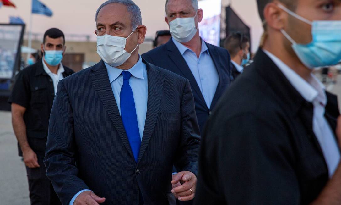 Primeiro-ministro israelense, Benjamin Netanyahu, e ministro da Defesa, Benny Gantz, em visita à base militar perto de Tel Aviv Foto: Ariel Schalit / Pool via REUTERS