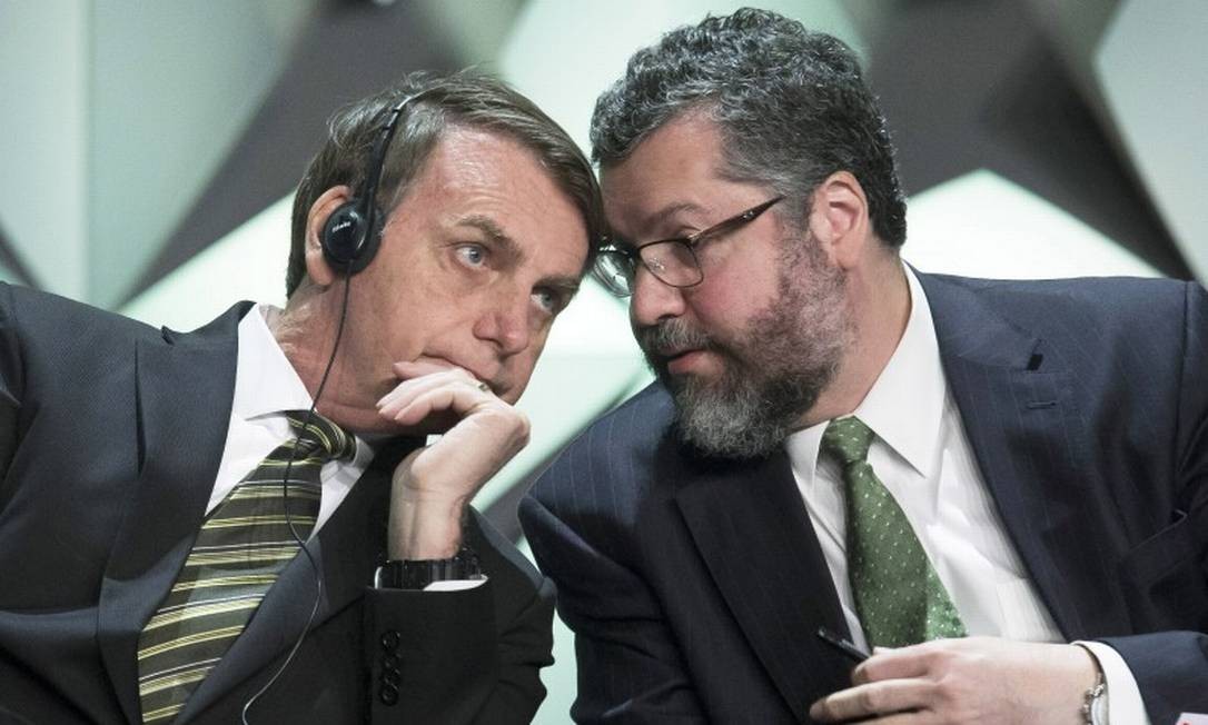 Presidente Jair Bolsonaro e chanceler Ernesto Araujo no Fórum de Investimentos no WTC Foto: Edilson Dantas / Agência O Globo / 10-10-2019