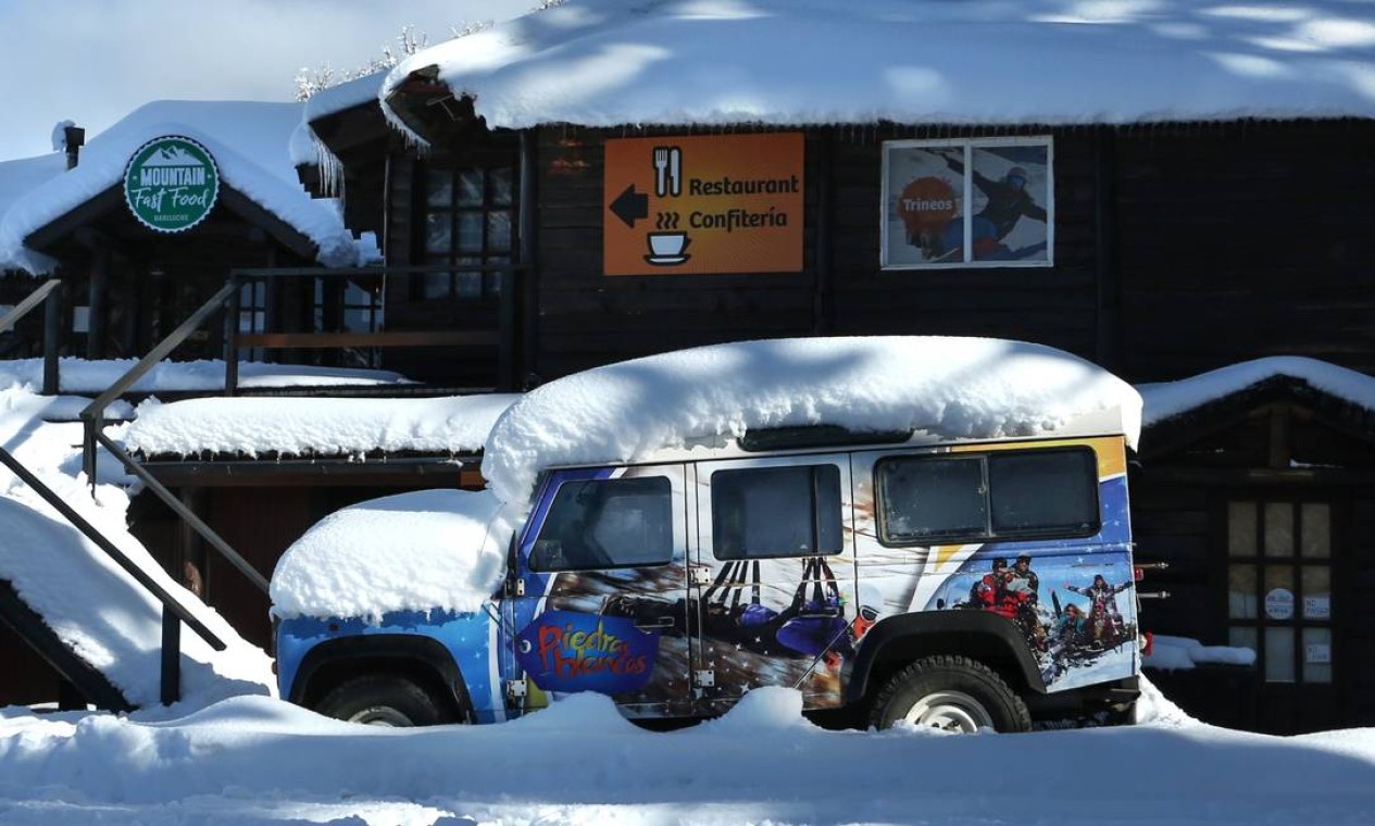 Caminhão coberto de neve na estação de esqui Piedras Blancas, na colina Otto, fechada para visitantes Foto: FRANCISCO RAMOS MEJIA / AFP