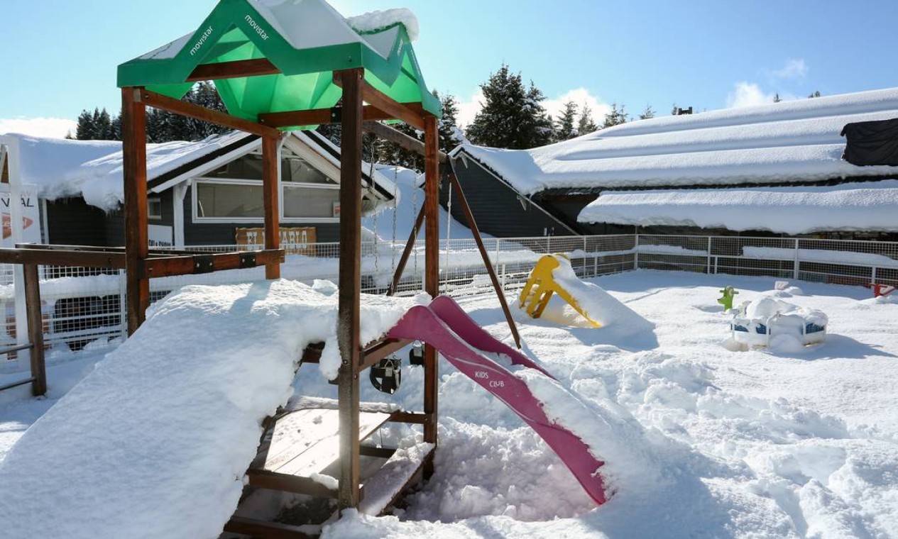 Parque para crianças está cobertos de neves e vazio, sem a presença dos turistas que costumam visitar a região nesta época do ano Foto: FRANCISCO RAMOS MEJIA / AFP