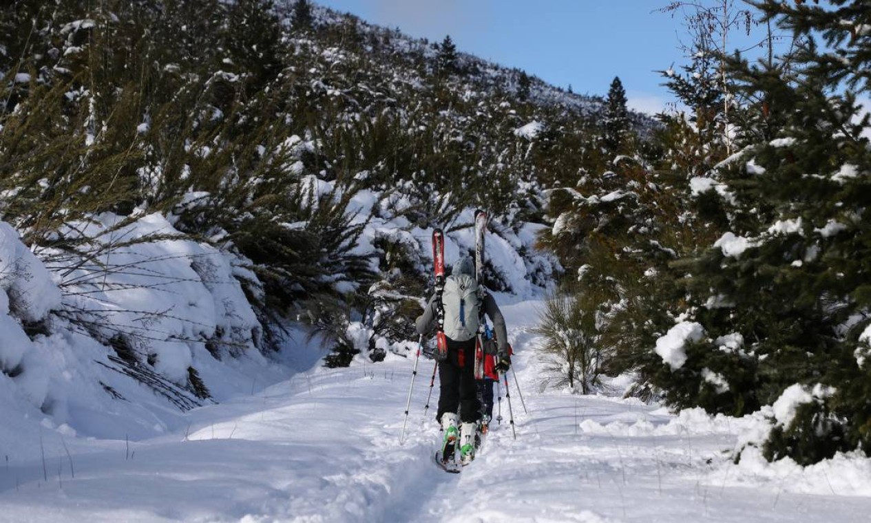 Um homem trilha um caminho perto da estação de esqui de Monte Catedral Foto: FRANCISCO RAMOS MEJIA / AFP