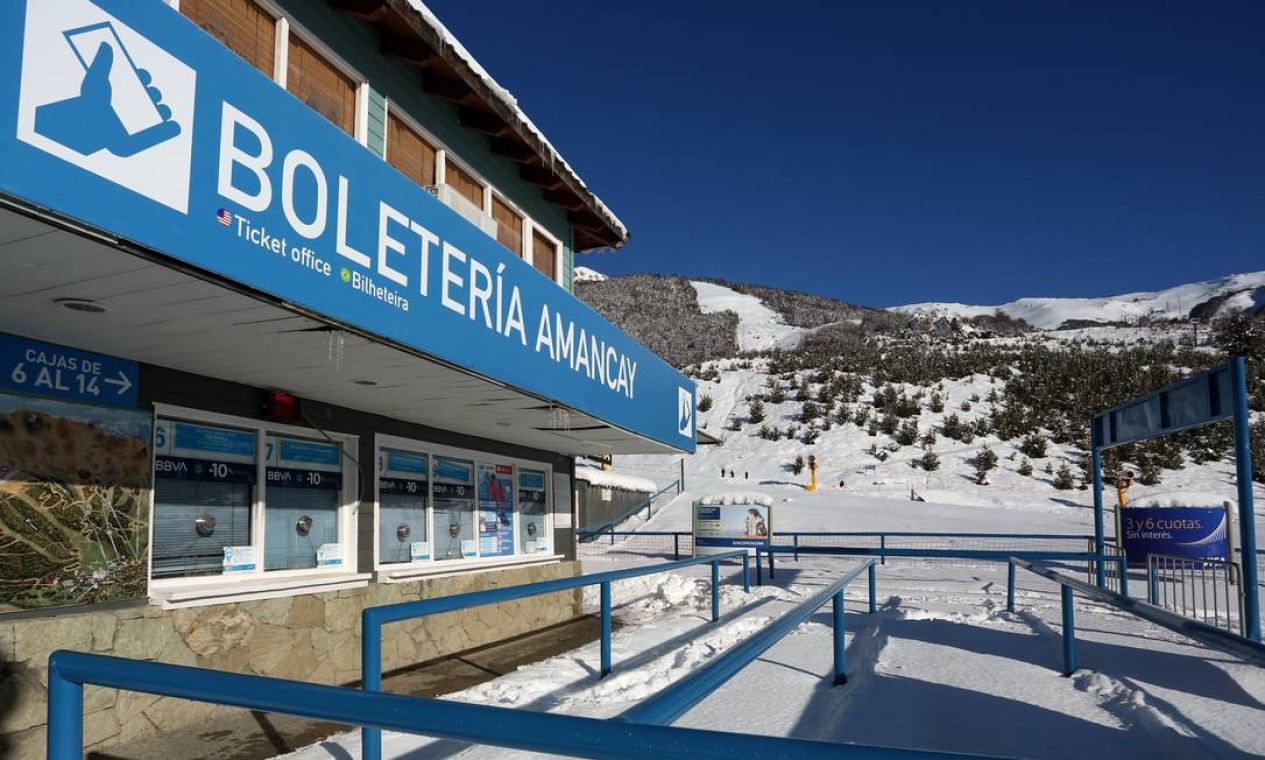 A bilheteria da estação de esqui Monte Catedral, que permanece fechada Foto: FRANCISCO RAMOS MEJIA / AFP