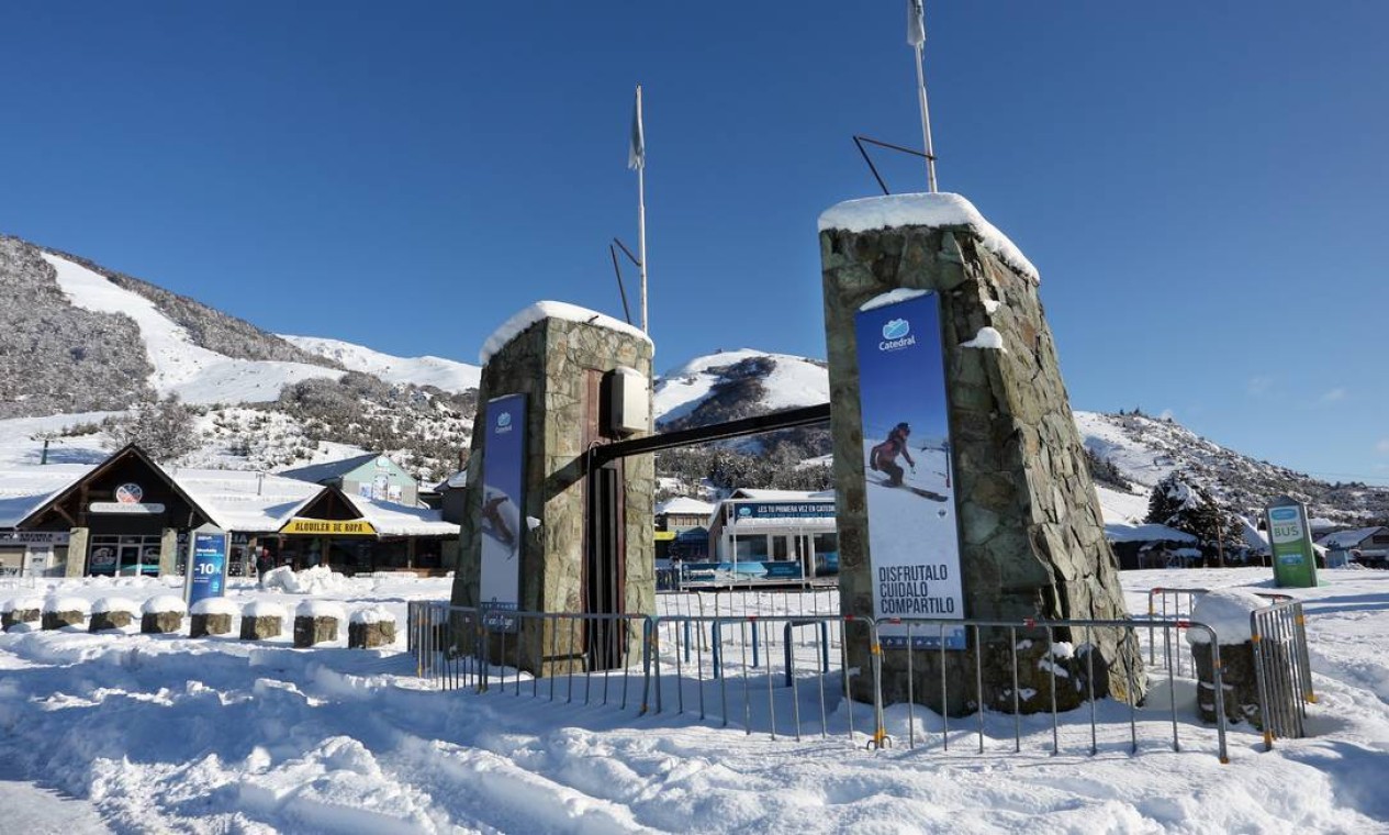 Entrada da base da estação de esqui do Monte Catedral, fechada desde a implantação do bloqueio imposto pelo governo argentino contra a propagação da Covid-19 Foto: FRANCISCO RAMOS MEJIA / AFP