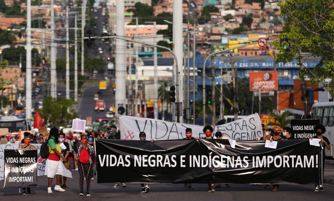 Em Manaus, no Brasil, manifestantes protestam contra o racismo e contra o governo do presidente Jair Bolsonaro Foto: MICHAEL DANTAS / AFP