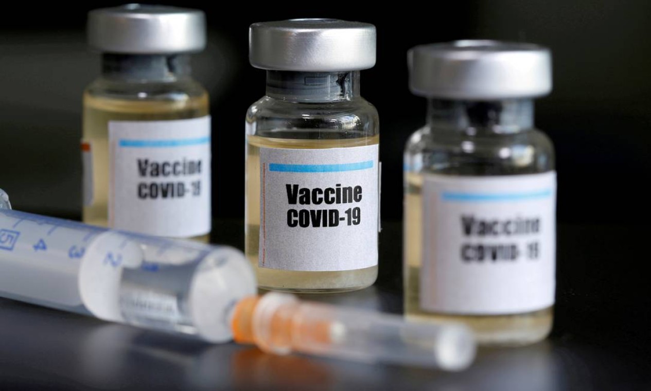 Amostras de potenciais vacinas contra a Covid-19. A Organização Mundial da Saúde (OMS) afirmou que vacina ChAdOx1 nCoV-19, produzida pela Universidade de Oxford em parceria com o laboratório AstraZeneca, é a "mais avançada" do mundo "em termos de desenvolvimento" Foto: Dado Ruvic / REUTERS