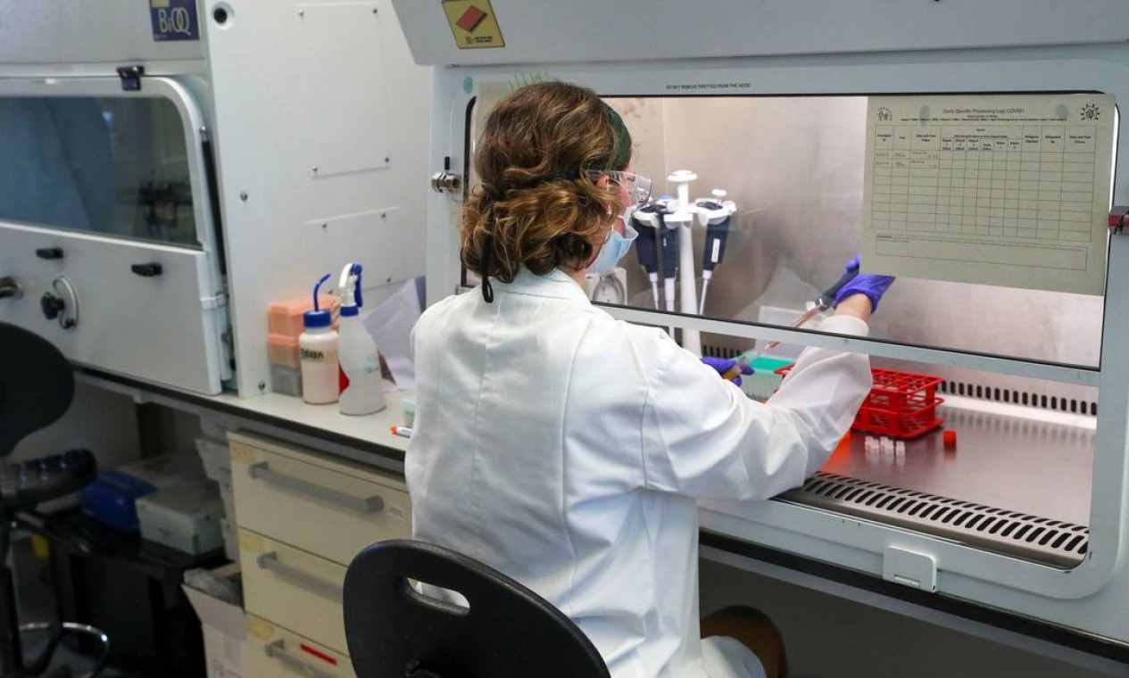 Uma cientista trabalha em laboratório de fabricação onde uma vacina contra a Covid-19 foi produzida, nas instalações do Oxford Vaccine Group, no Churchill Hospital, em Oxford, Inglaterra Foto: POOL / REUTERS - 24/06/2020