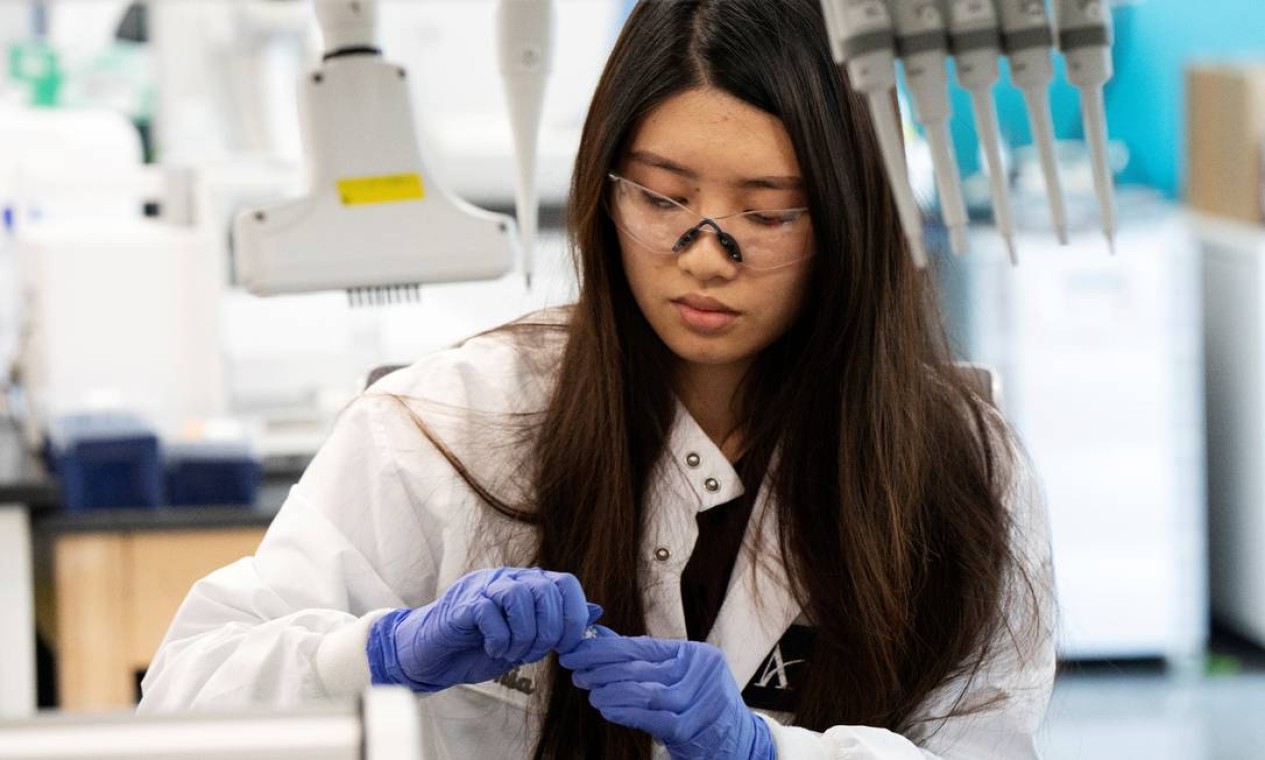 A assistente de pesquisa Marion Hong, da empresa de medicamentos para RNA Arcturus Therapeutics, realiza pesquisas sobre uma vacina para o novo coronavírus em um laboratório em San Diego, Califórnia, EUA Foto: Bing Guan / REUTERS 17/03/2020