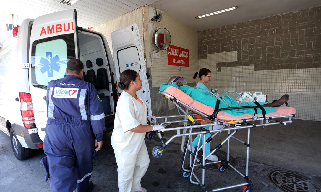 Ambulância deixa paciente no hospital Getúlio Vargas, no Rio, antes da Covid-19 Foto: Guilherme Pinto / Agência O Globo