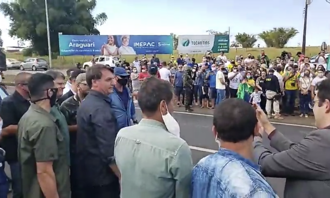 Em live, Bolsonaro cumprimenta apoiadores em Araguari (MG) Foto: Reprodução