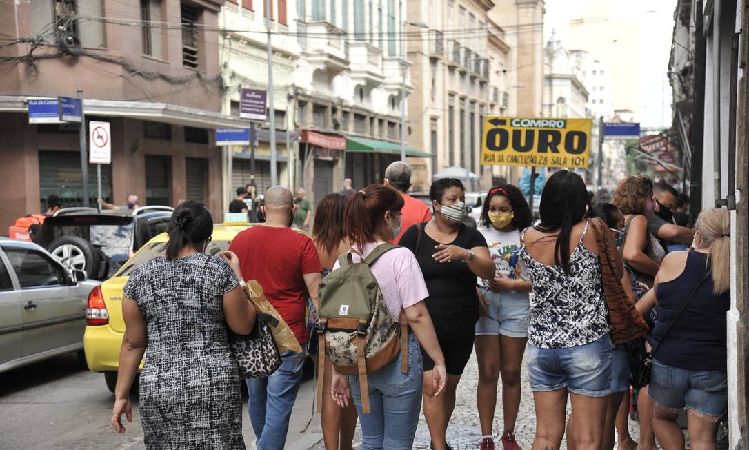 Consumidores foram às compras no Saara, no Centro Foto: Saulo Angelo/Futura Press / Agência O Globo