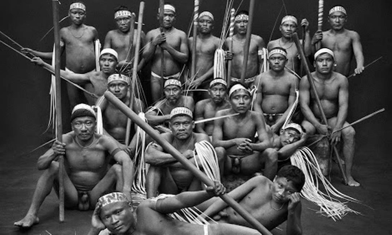Comunidade indígena Korubo retratada pelo fotógrafo Sebastião Salgado, na Terra Vale do Javari, no Amazonas. É uma das imagens doadas à Funai. Foto: Sebastião Salgado / Reprodução