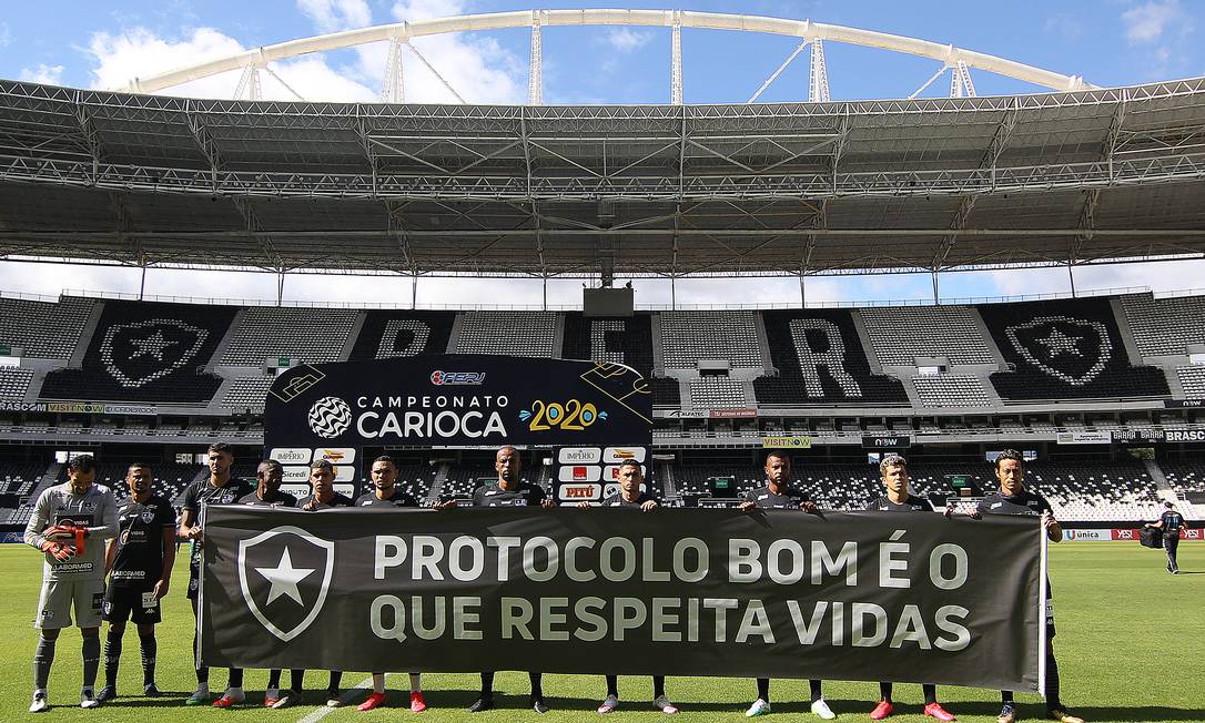 Jogadores entraram em campo com mensagem de protesto Foto: Vitor Silva/Botafogo