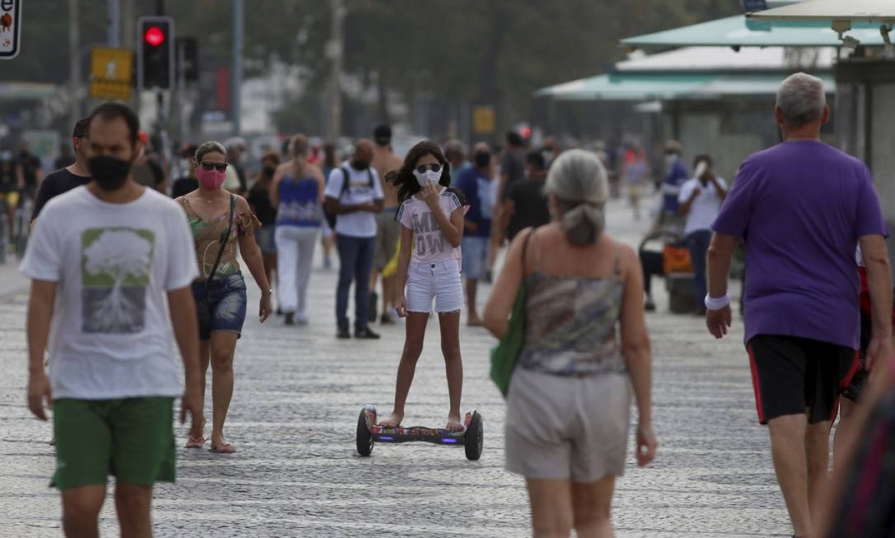 Fins de semana têm sido marcados por um grande movimento nas praias da cidade Foto: FABIANO ROCHA / Agência O Globo