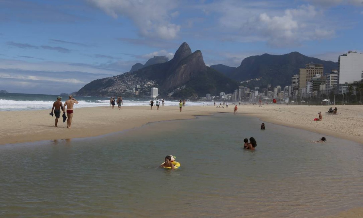 Por conta do mar agitado, uma piscina natural se formou na areia de Ipanema, o que atraiu famílias com crianças Foto: FABIANO ROCHA / Agência O Globo