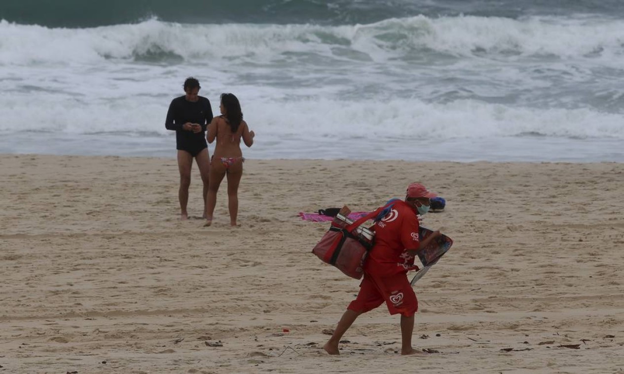 Em Ipanema, ambulantes também aproveitaram para vender mercadorias, tanto na orla como na areia Foto: FABIANO ROCHA / Agência O Globo