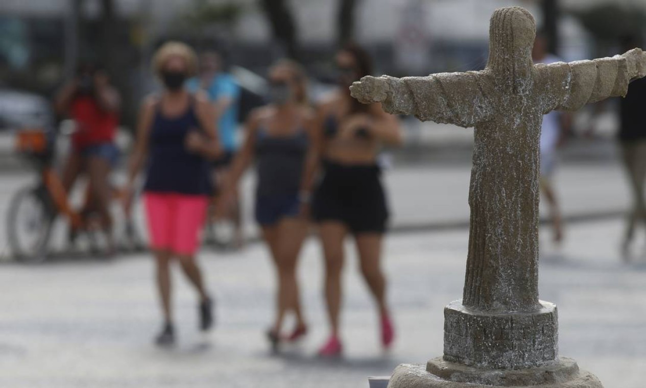Grupo caminha pelao calçadão de Copacabana Foto: FABIANO ROCHA / Agência O Globo