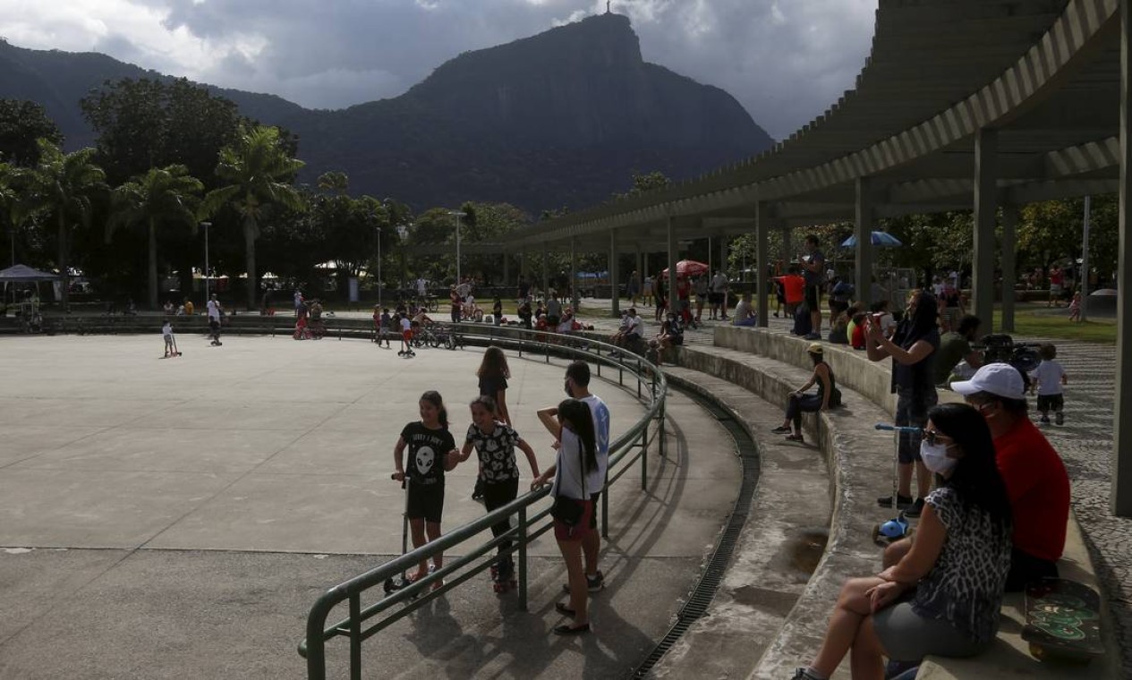 Movimento também foi intenso de famílias com crianças no Parque dos Patins, na Lagoa Foto: FABIANO ROCHA / Agência O Globo