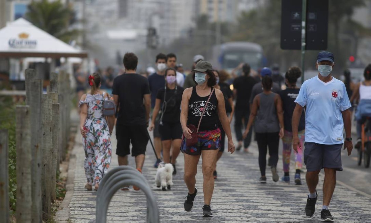 Movimentação no calçadão de Ipanema neste domingo Foto: FABIANO ROCHA / Agência O Globo
