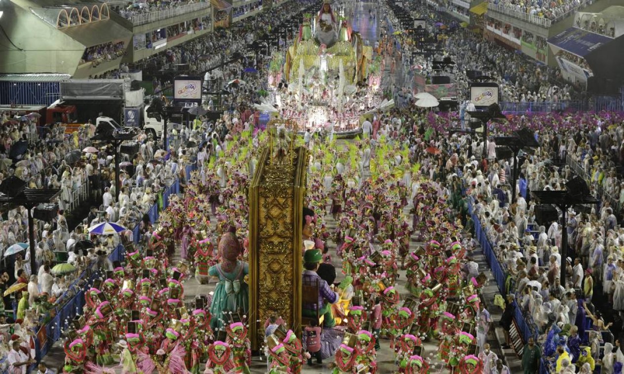 Mangueira Condenada A Indenizar Foliona Por Barr La Em Desfile Por