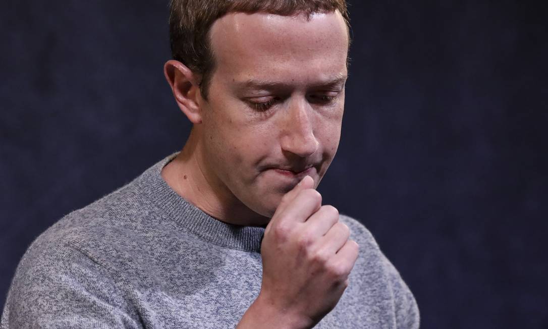 O diretor executivo do Facebook, Mark Zuckerberg, precisa lidar com número crescente de empresas aderindo ao boicote contra a rede social Foto: Drew Angerer / Agência O Globo