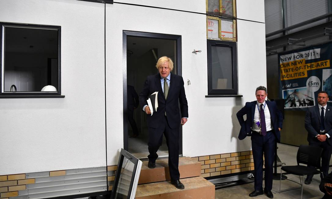 Boris Johnson inspeciona uma casa modular em Dudley, no Oeste da Inglaterra Foto: POOL / REUTERS
