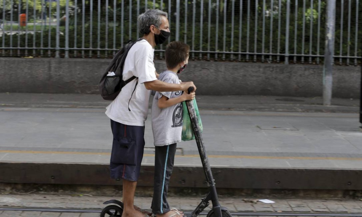 Patinentes são alternativa para fugir das aglomerações dos transportes coletivos em trajetos de curta distância Foto: Domingos Peixoto / Agência O Globo