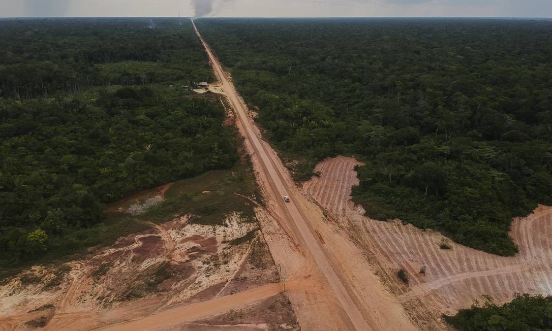 As cidades de Porto Velho (RO) e Manaus (AM) são ligadas por terra pela Rodovia Álvaro Maia (BR-319). Com 880 quilômetros, atravessa a floresta amazônica Foto: Gabriel Monteiro / Agência O Globo