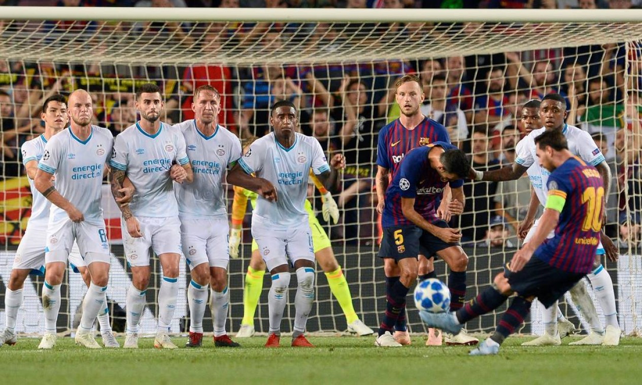 Messi chuta a bola durante jogo do grupo B da Liga dos Campeões, o PSV, no estádio Camp Nou, em Barcelona, em setembro de 2018. Foto: JOSEP LAGO / AFP