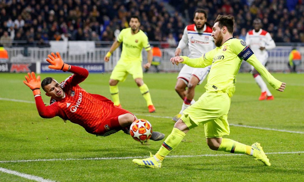 Anthony Lopes, do Lyon, salva o gol de investida de Messi durante partida da Liga dos Campeões na França, em fevereiro de 2019 Foto: EMMANUEL FOUDROT / Reuters