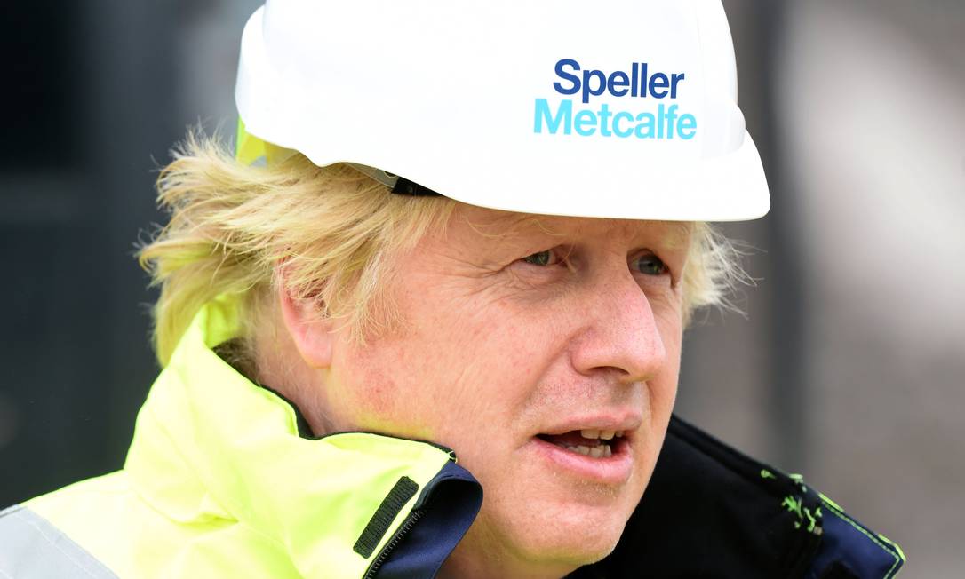 Primeiro-ministro britânico, Boris Johnson, durante visita à fábrica em Dudley, na Inglaterra Foto: JEREMY SELWYN / AFP