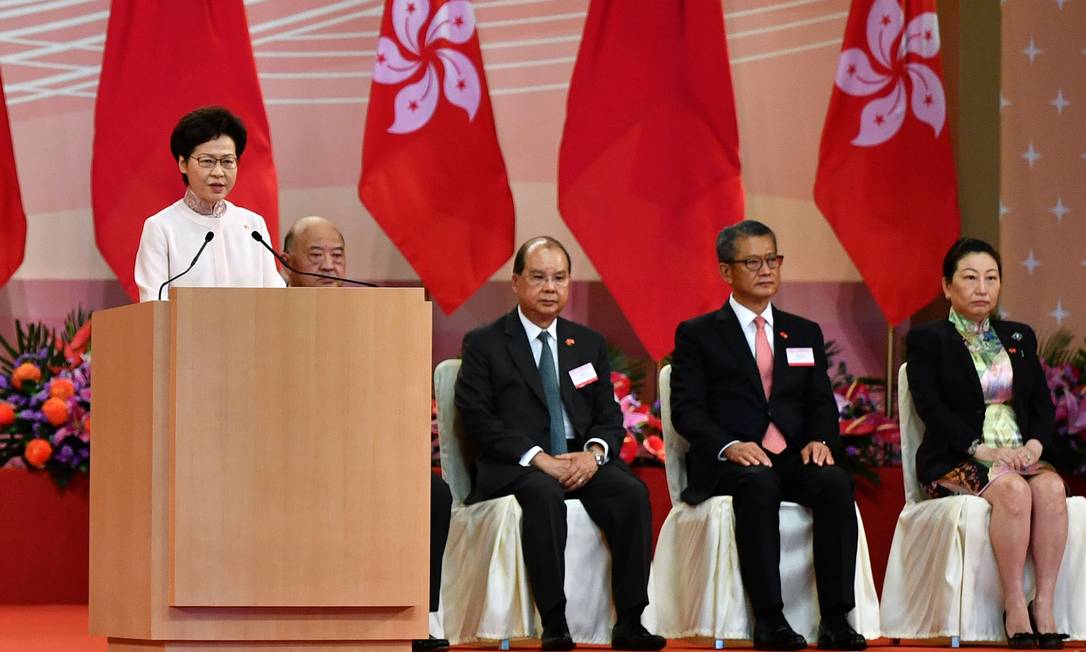 Chefe do Executivo de Hong Kong, Carrie Lam, em discurso durante evento de comemoração do 23º aniversário do retorno de território à China Foto: ANTHONY WALLACE / AFP