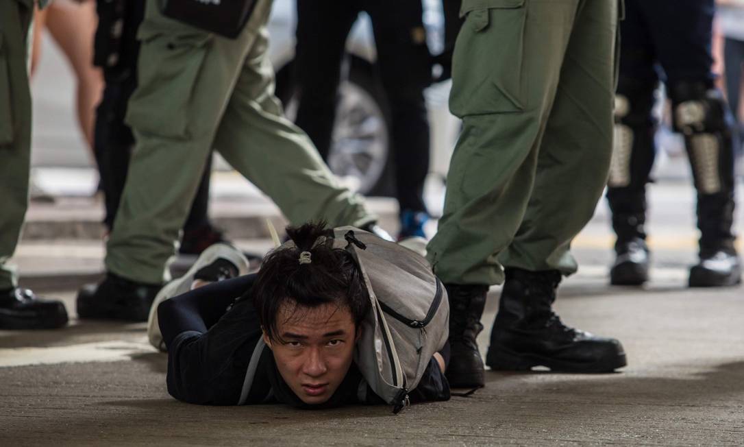 Manifestante é detido durante protesto em Hong Kong Foto: DALE DE LA REY / AFP