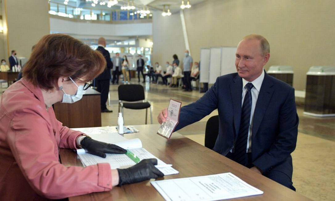 Presidente Vladimir Putin participa do referendo, depositando seu voto em urna Foto: SPUTNIK / via REUTERS