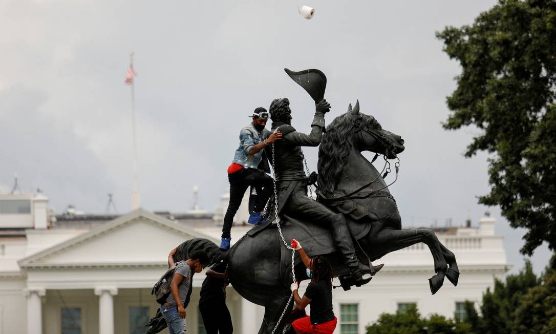 Manifestantes atacam estátua do ex-presidente americano Andrew Jackson Foto: Tom Brenner / Reuters