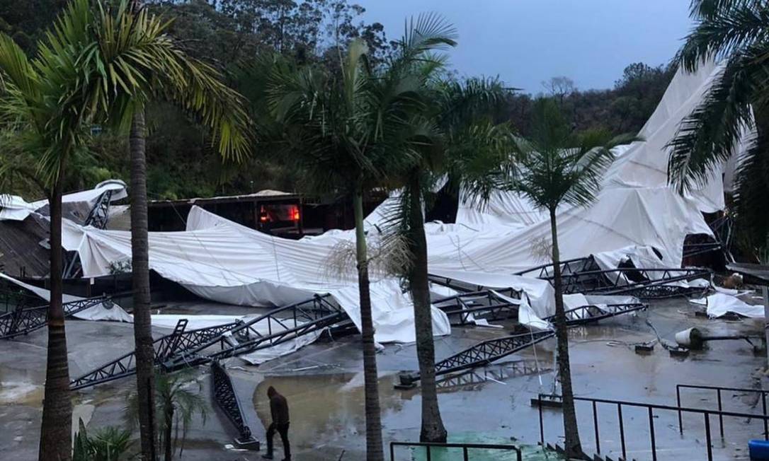 A tenda que abriga a pista de dança principal foi toda arrancada pelos fortes ventos que atingiram o Sul do país Foto: Reprodução