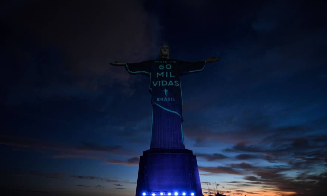 Homenagem no Cristo Redentor aos mais de 60 mil mortos pela Covid-19 no Brasil Foto: MAURO PIMENTEL / AFP