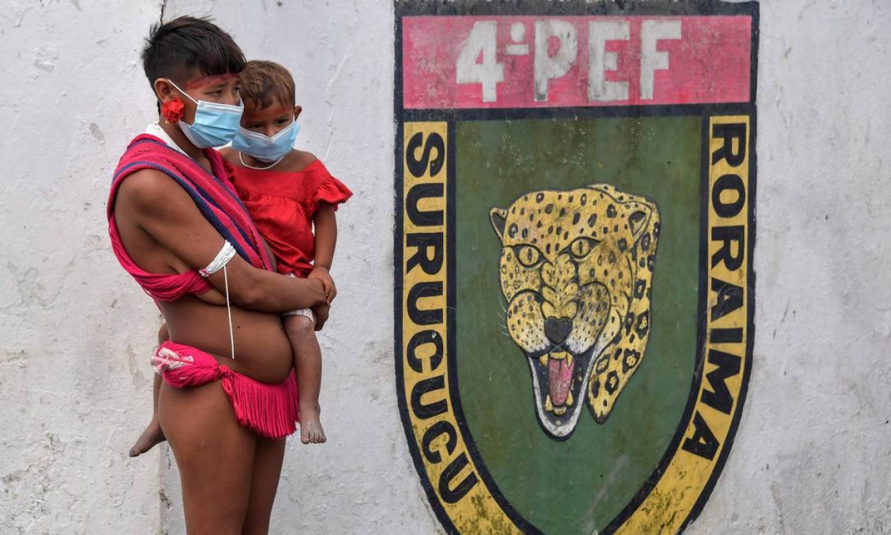 Uma indígena Yanomami e seu bebê usam máscaras no Pelotão Especial de Fronteira. Militares realizaram operação que inclui, além do teste para Covid-19, atendimento médico para mambros da comunidade da aldeia Foto: NELSON ALMEIDA / AFP