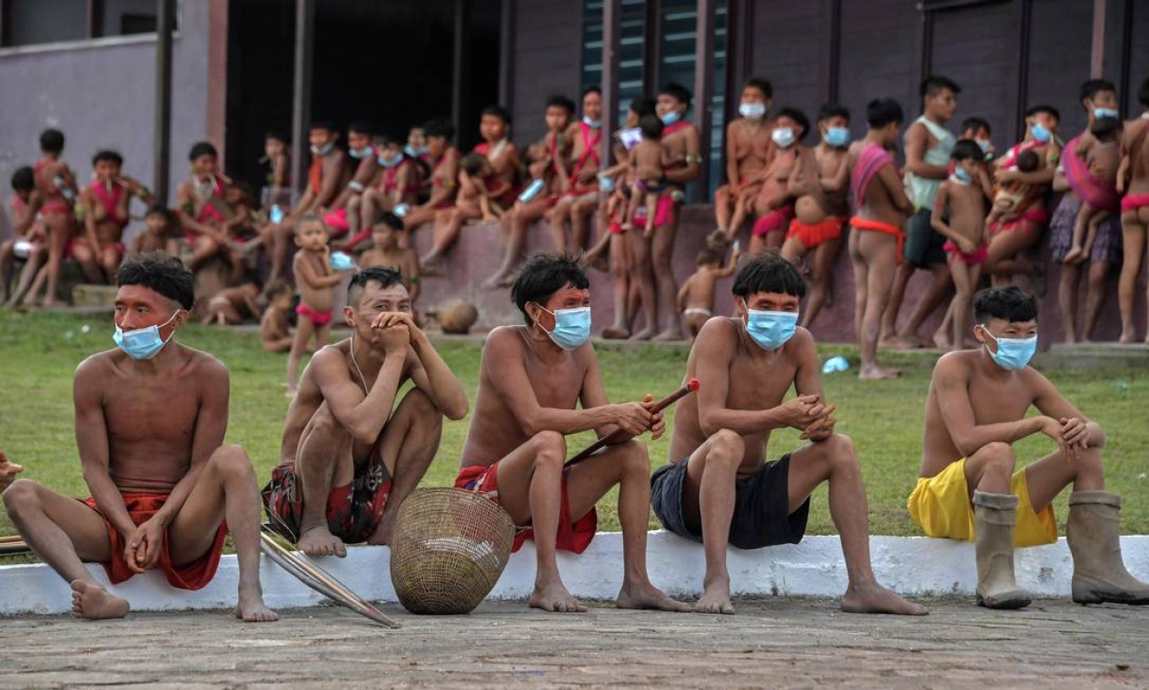 Indígenas yanomamis usam máscaras enquanto aguardam antes de realizarem teste para Covid-19 na base do Pelotão Especial de Fronteira Foto: NELSON ALMEIDA / AFP