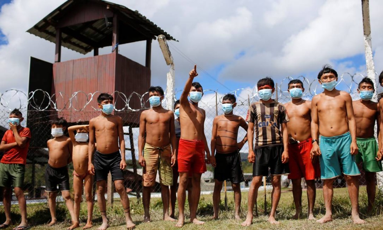Indígenas vistos, em meio à disseminação do novo coronavírus, no 4º Pelotão de Fronteira Especial de Surucucu, no município de Alto Alegre Foto: ADRIANO MACHADO / REUTERS
