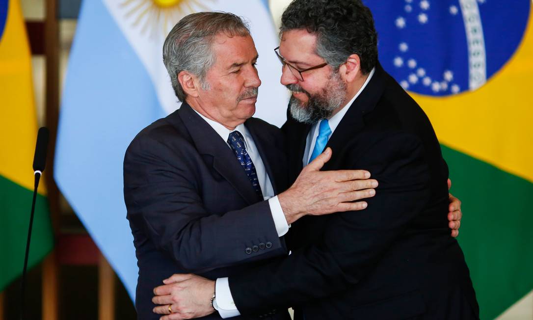 O chanceler argentino, Felipe Solá, cumprimenta Ernesto Araujo durante visita o Itamaraty, em fevereiro, antes da pandemia: cúpula virtual foi marcada por tensão Foto: SERGIO LIMA / AFP