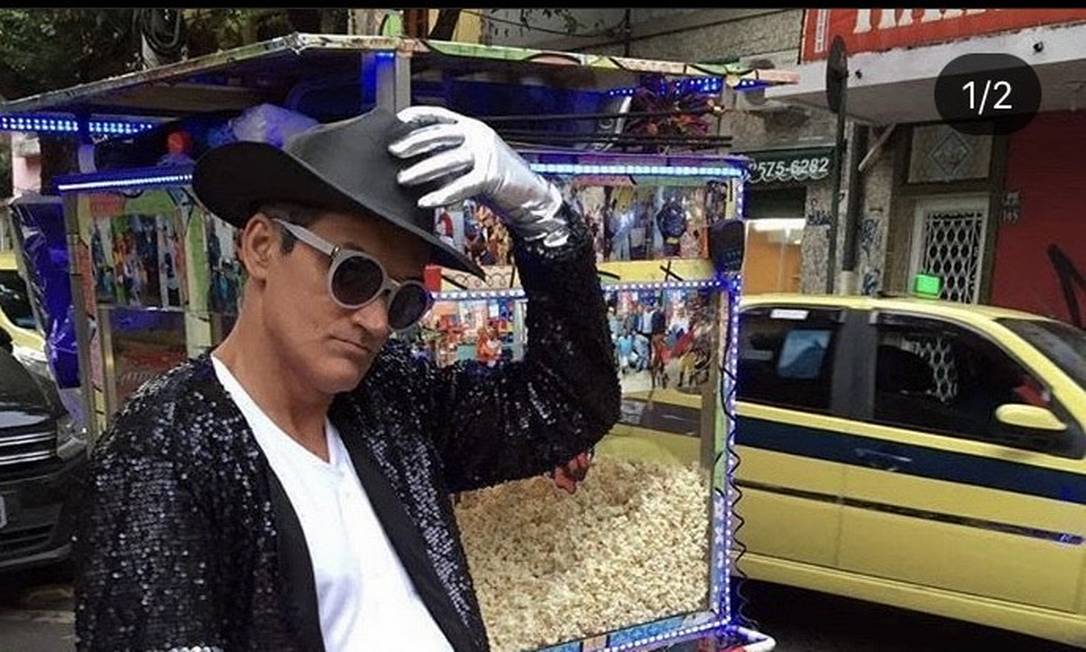 Ailton Arruda homenageia Michael Jackson enquanto vende pipoca na Tijuca Foto: Acervo pessoal