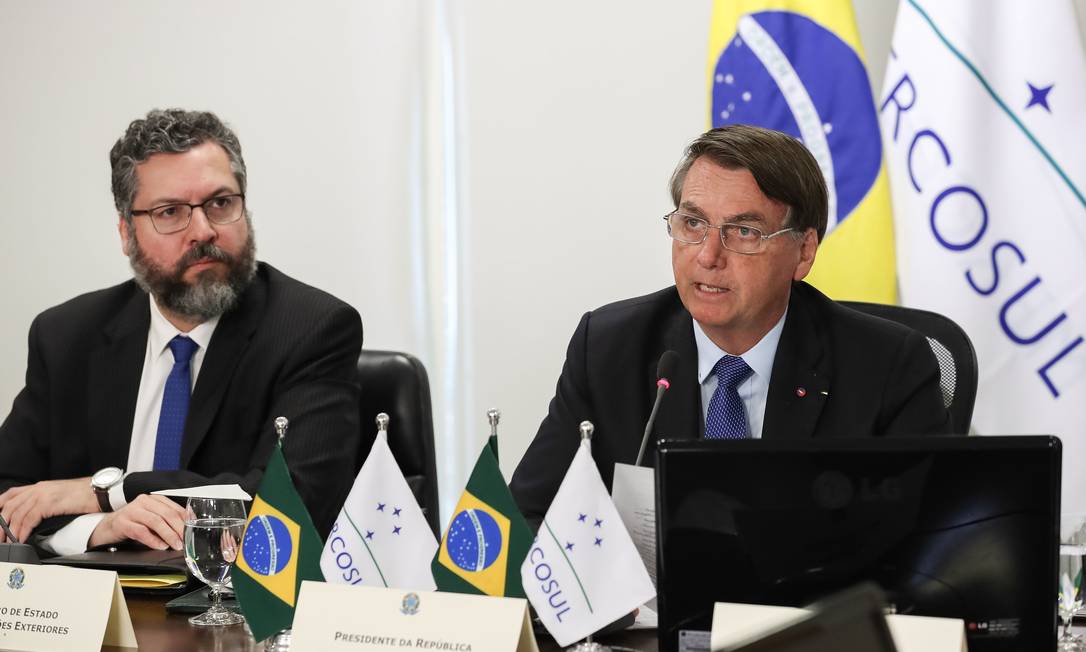 Ao lado do chanceler Ernesto Araújo, Bolsonaro discursa na cúpula virtual Foto: MARCOS CORREA / AFP