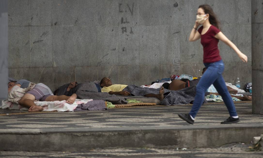 Pessoas em situação de rua dormem sob marquise de um prédio na Avenida Presidente Vargas Foto: Márcia Foletto / Agência O Globo